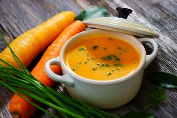 Purea di zuppa di patate e carote nel menu di una dieta delicata per la gastrite