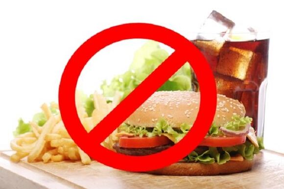 Se hai la gastrite, sono vietati i fast food e le bevande gassate